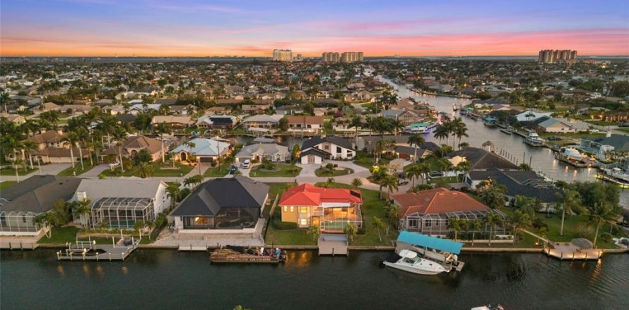 House in Cape Coral, Florida 3 bedrooms, 265.33 sq.m. № 2149500