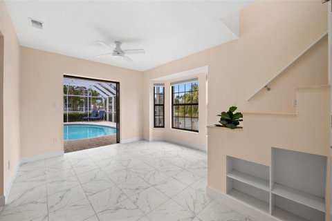 House in Cape Coral, Florida 3 bedrooms, 265.33 sq.m. № 2149500 - photo 30