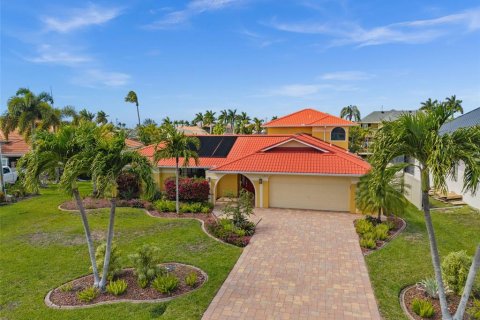 House in Cape Coral, Florida 3 bedrooms, 265.33 sq.m. № 2149500 - photo 8