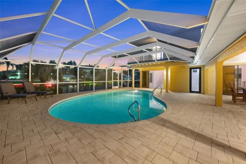 House in Cape Coral, Florida 3 bedrooms, 265.33 sq.m. № 2149500 - photo 3