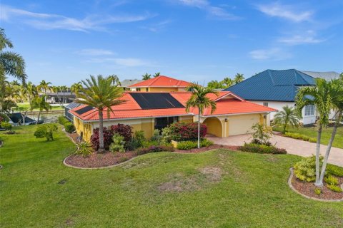 House in Cape Coral, Florida 3 bedrooms, 265.33 sq.m. № 2149500 - photo 9