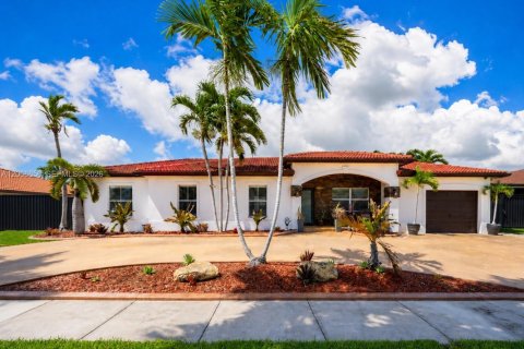 House in Cutler Bay, Florida 4 bedrooms, 242.2 sq.m. № 2293692