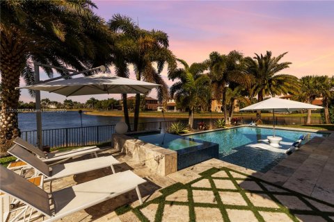 House in Parkland, Florida 5 bedrooms, 391.3 sq.m. № 1741512 - photo 7