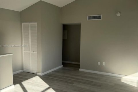 Copropriété à louer à Miami, Floride: 3 chambres, 118.45 m2 № 1971969 - photo 10