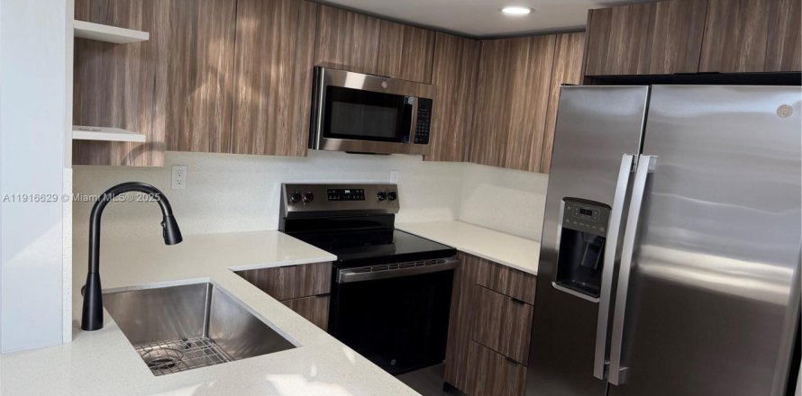 Condo à Miami, Floride, 3 chambres  № 1971969