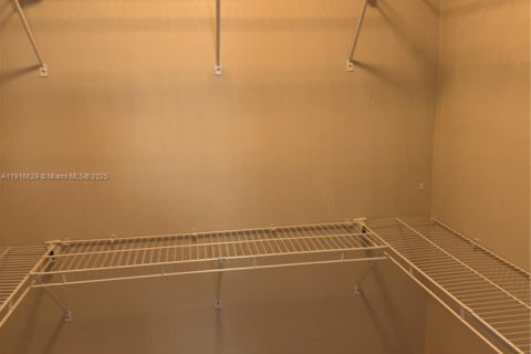 Copropriété à louer à Miami, Floride: 3 chambres, 118.45 m2 № 1971969 - photo 9