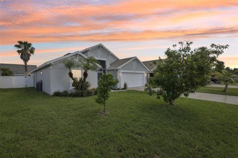 House in Winter Haven, Florida 4 bedrooms, 192.31 sq.m. № 1883442 - photo 1