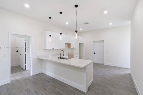 Casa en alquiler en Lehigh Acres, Florida, 4 dormitorios № 2015656 - foto 14