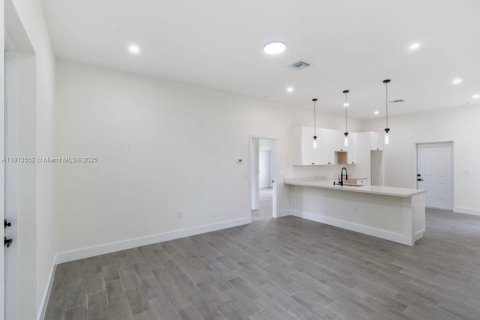 Casa en alquiler en Lehigh Acres, Florida, 4 dormitorios № 2015656 - foto 12