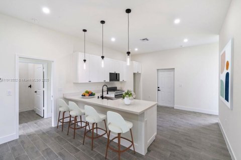 Casa en alquiler en Lehigh Acres, Florida, 4 dormitorios № 2015656 - foto 15