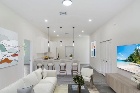 Casa en alquiler en Lehigh Acres, Florida, 4 dormitorios № 2015656 - foto 5