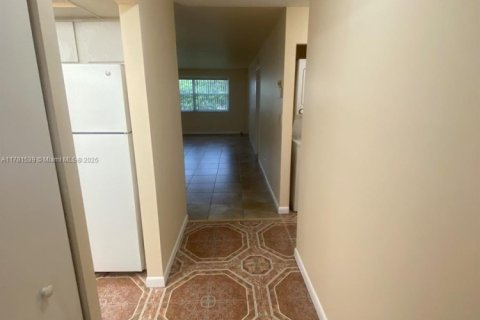 Condo in Margate, Florida, 2 bedrooms  № 1868672 - photo 3