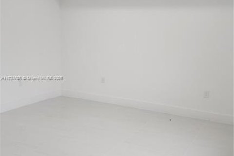 House in Lehigh Acres, Florida 3 bedrooms, 155.8 sq.m. № 1741532 - photo 9