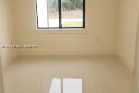 House in Lehigh Acres, Florida 3 bedrooms, 155.8 sq.m. № 1741532 - photo 3