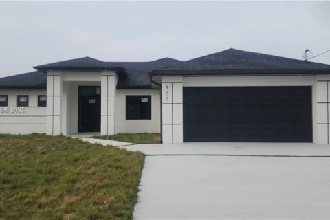 House in Lehigh Acres, Florida 3 bedrooms, 155.8 sq.m. № 1741532 - photo 1