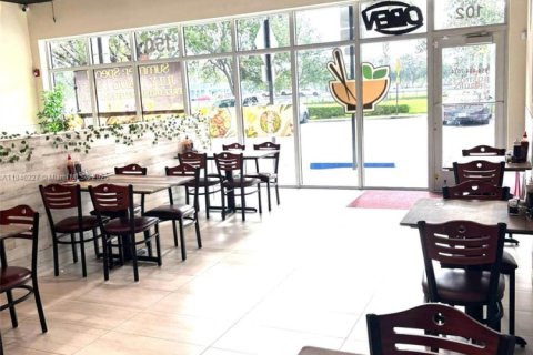 Propiedad comercial en venta en Pembroke Pines, Florida № 1843991 - foto 8