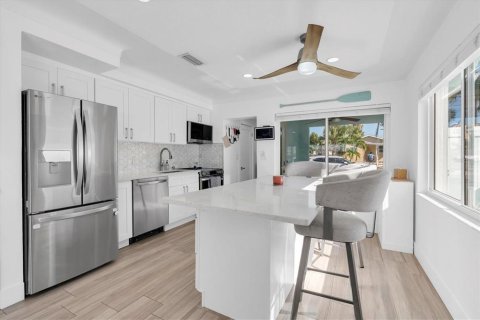 House in Madeira Beach, Florida 2 bedrooms, 83.24 sq.m. № 1902656 - photo 16