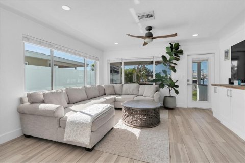 House in Madeira Beach, Florida 2 bedrooms, 83.24 sq.m. № 1902656 - photo 12