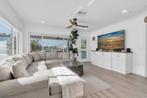 House in Madeira Beach, Florida 2 bedrooms, 83.24 sq.m. № 1902656 - photo 10