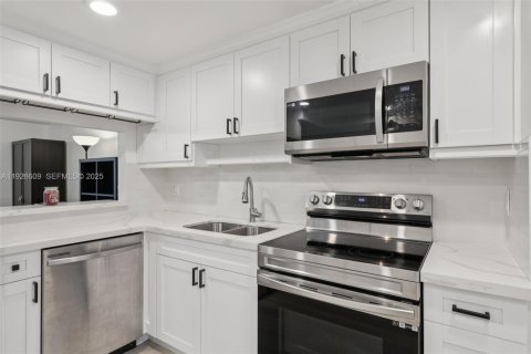 Townhouse in Cooper City, Florida 3 bedrooms, 129.32 sq.m. № 1986964 - photo 13