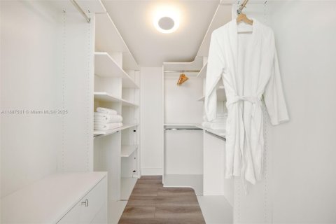 Condominio en alquiler en Miami, Florida, 2 dormitorios, 143.07 m2 № 2013656 - foto 23