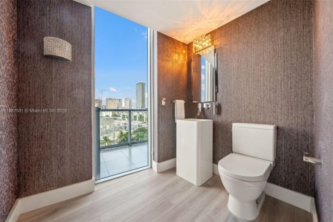 Condominio en alquiler en Miami, Florida, 2 dormitorios, 143.07 m2 № 2013656 - foto 19