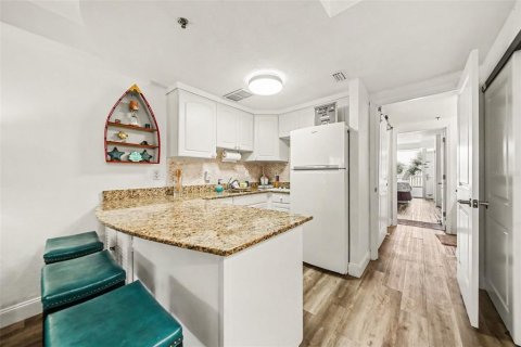 Condo in Daytona Beach, Florida, 1 bedroom № 2211321 - photo 13