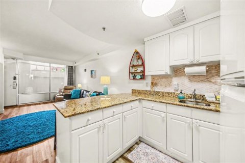 Condo in Daytona Beach, Florida, 1 bedroom № 2211321 - photo 5