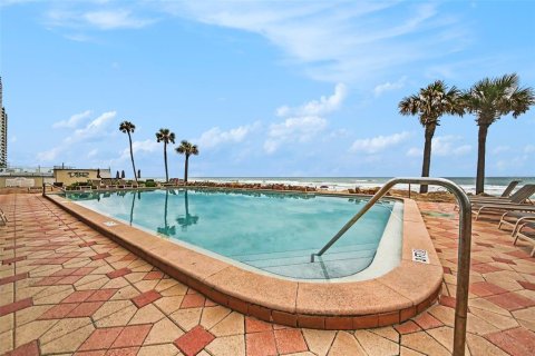 Condo in Daytona Beach, Florida, 1 bedroom № 2211321 - photo 2
