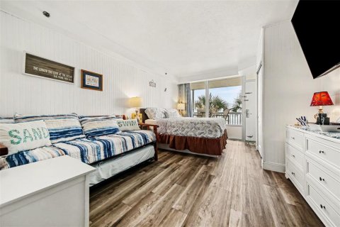 Condo in Daytona Beach, Florida, 1 bedroom № 2211321 - photo 17