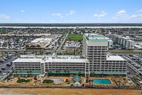 Condo in Daytona Beach, Florida, 1 bedroom № 2211321 - photo 23