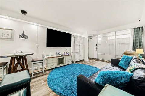 Condo in Daytona Beach, Florida, 1 bedroom № 2211321 - photo 11