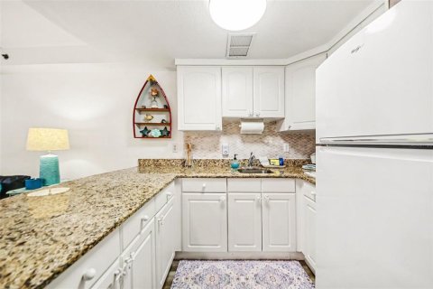 Condo in Daytona Beach, Florida, 1 bedroom № 2211321 - photo 14