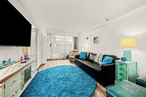 Condo in Daytona Beach, Florida, 1 bedroom № 2211321 - photo 10