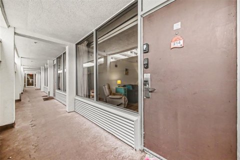 Condo in Daytona Beach, Florida, 1 bedroom № 2211321 - photo 3