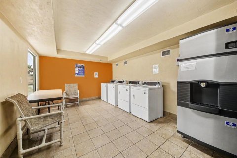 Condo in Daytona Beach, Florida, 1 bedroom № 2211321 - photo 21