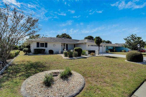 House in Sun City Center, Florida 2 bedrooms, 157.56 sq.m. № 1528489 - photo 1