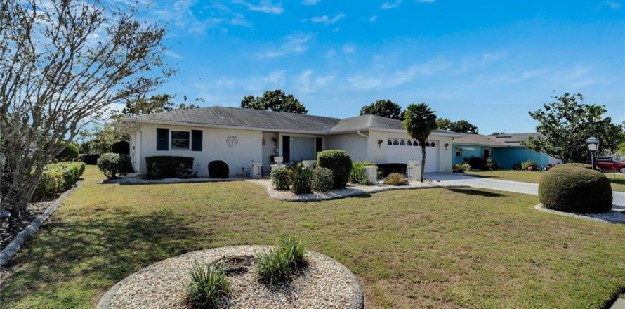 House in Sun City Center, Florida 2 bedrooms, 157.56 sq.m. № 1528489