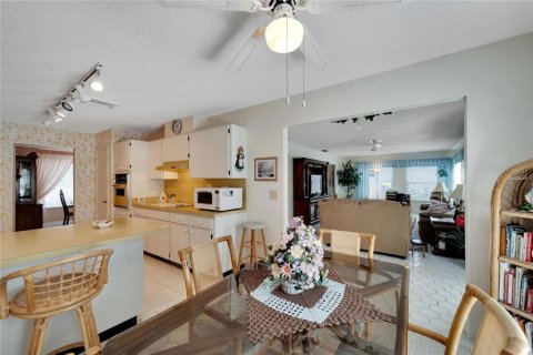 House in Sun City Center, Florida 2 bedrooms, 157.56 sq.m. № 1528489 - photo 12