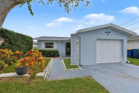 Villa ou maison à louer à New Port Richey, Floride: 2 chambres, 97.36 m2 № 2405300 - photo 2