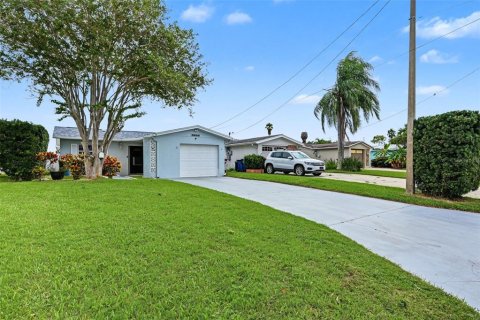 Villa ou maison à louer à New Port Richey, Floride: 2 chambres, 97.36 m2 № 2405300 - photo 3