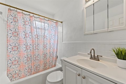 Villa ou maison à louer à New Port Richey, Floride: 2 chambres, 97.36 m2 № 2405300 - photo 28