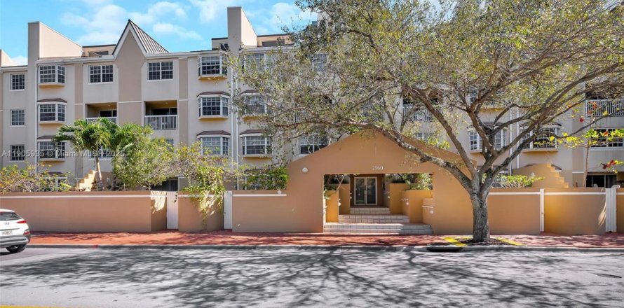 Кондоминиум с 2 спальнями в Майами, Флорида № 1963397