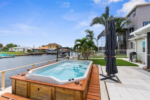 House in Hudson, Florida 3 bedrooms, 133.22 sq.m. № 1843844 - photo 30