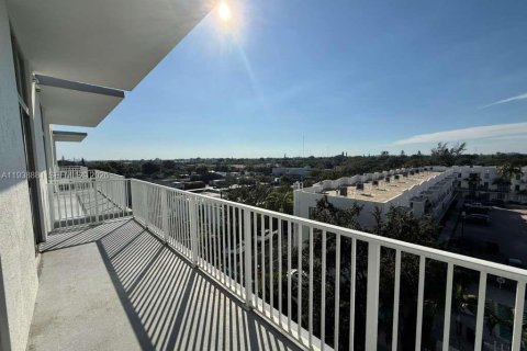 Снять в аренду кондоминиум в Холливуд, Флорида 68.56м2, № 1998468 - фото 10