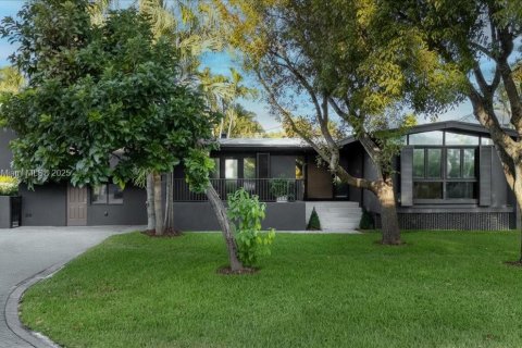 Купить виллу или дом в Ки-Бискейн, Флорида 3 спальни, 314.2м2, № 1977005 - фото 1