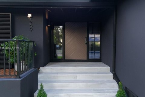 Купить виллу или дом в Ки-Бискейн, Флорида 3 спальни, 314.2м2, № 1977005 - фото 2