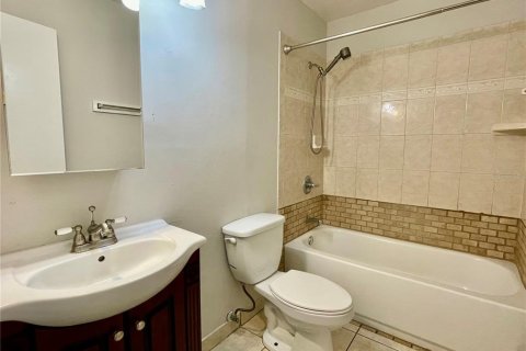 Condo in Tampa, Florida, 2 bedrooms  № 1912991 - photo 11