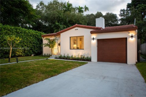 House in El Portal, Florida 3 bedrooms, 130.9 sq.m. № 1951576 - photo 3