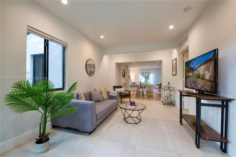 House in El Portal, Florida 3 bedrooms, 130.9 sq.m. № 1951576 - photo 10